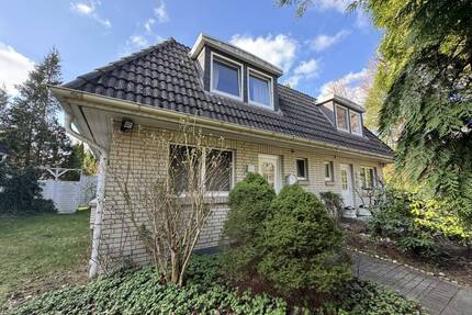 Doppelhaushälfte mit Gartengrundstück in zentraler Wohngegend von Sasel! - Hamburg / Sasel