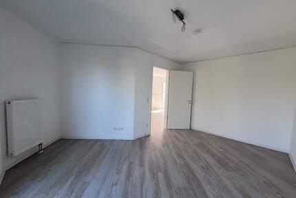 Seniorenwohnung direkt am Opernhaus: 2-Zimmer-Wohnung mit Balkon, Einbauküche und 24h-Service - Nürnberg Steinbühl