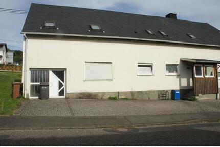 ** DOPPELHAUSHÄLFTE - IN UNNAU - MI)T GROSSEM GRUNDSTÜCK ****