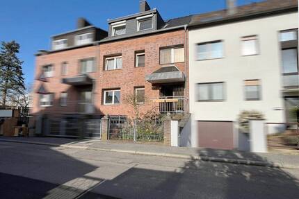 Solides Dreifamilienhaus mit integrierter Garage im Ortszentrum - Herzogenrath Kohlscheid