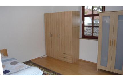 Helle 2-Zimmer-Wohnung mit Einbauküche und Teilmöblierung - Augsburg Lechhausen