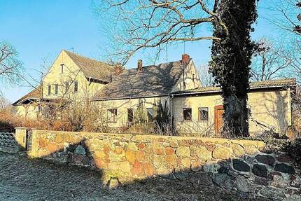 Ehemaliges Gutshaus mit Remise und Garagen auf parkähnlichem Grundstück mit Entwicklungspotential - Beeskow Oegeln