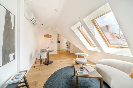 Über den Skylines von Berlin. Dachgeschosswohnungen im Angebot.