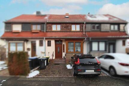 Renovierungsbedürftiges Reihenmittelhaus mit Terrasse und Stellplatz - 5 Zimmer auf ca. 70 m² - Chemnitz Borna-Heinersdorf