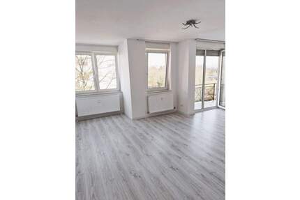 Einziehen & Losleben: Frisch renovierte 2-Zimmer-Wohnung mit Tiefgarage in KA-Oberreut - Karlsruhe