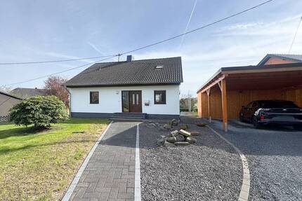 Modernisiertes EFH mit 2 Schlafzimmern, großer Terrasse und 800 m² Grundstück Windhagen OT