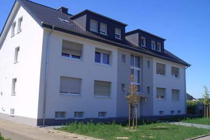 Unverbauter Ausblick vom Balkon: 3-Zimmer-Wohnung im Obergeschoss mit Garage in Bruchmühlen - Rödinghausen