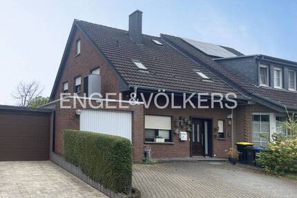 Rheinberg -Alpsray: Gepflegte Doppelhaushälfte mit idyllischem Garten und Blick in die Felder