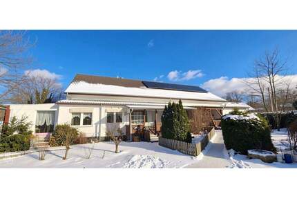 Sehr ruhig gelegenes Zweifamilienhaus mit großem Gartengrundstück und Carport - Kotzen Landin