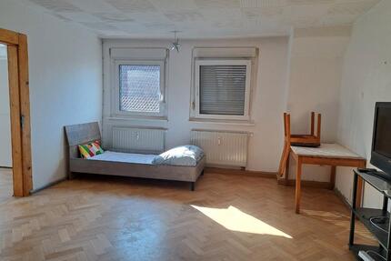 Helles WG-Zimmer in sanierter Altbauwohnung - Bad Königshofen im Grabfeld