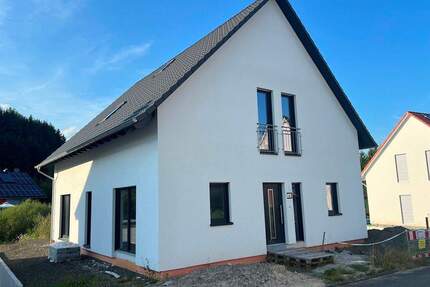 Einfamilienhaus mit Doppelgarage -Massa-Haus- - Hoppstädten-Weiersbach