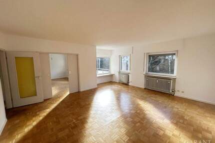 Attraktive 3 12 Zimmer-Wohnung mit zwei Balkonen in Stuttgart-Kaltental