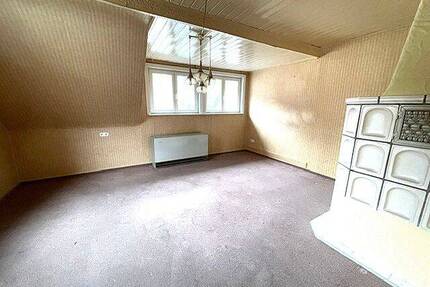 Sanierungsbedürftige 3-Zi-Dachgeschosswohnung mit Hobbyräume und Garage in HöfenEnz - Höfen an der Enz