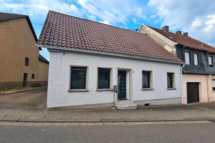 schönens kleines Haus in zentraler Lage mit Großem Garten - Wadern