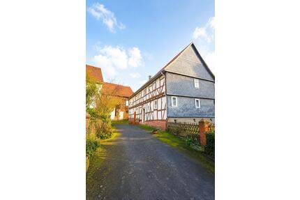 Einfamilienhaus mit Einliegerwohnung, Scheune und Grundstück - Baunatal