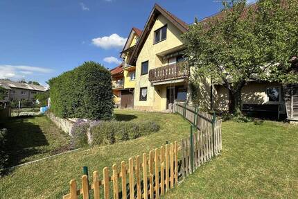 Ideal für die große Familie: Meisterhaft Stein auf Stein gebautes 1- bis 2 Familienhaus mit Garten - Hirrlingen