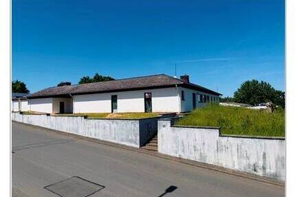 Dank Ihres Gewerbes dürfen Sie diesen riesigen entkerten Winkelbungalow eigenständig optimieren! - Nastätten