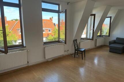 Schöne drei Zimmer Dach Etagenwohnung in Lehe, 82 Quadratmeter - Bremerhaven