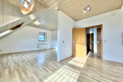 Charmante 2‑Zimmer‑Dachgeschosswohnung in Thalmassing