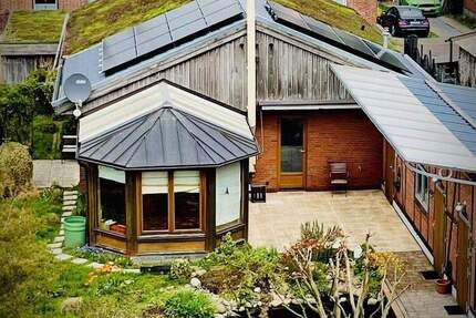 Nachhaltiger Bungalow mit Wintergarten, Garage und Garten - Krempe