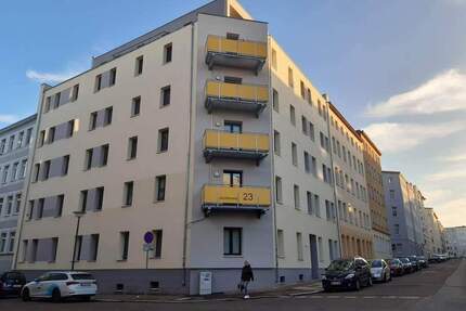 Luxuriöse 4 Raumwohnung mit Fußbodenheizung, Wanne und Dusche, Hauswirtschaftsraum & Einbauküche inkl.! - Halle (Saale) Innenstadt