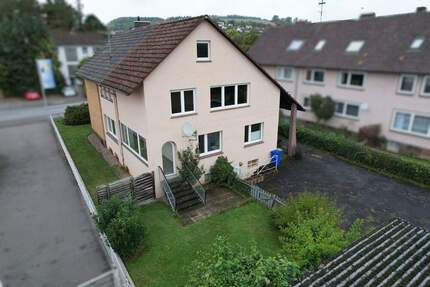 Geräumiges Wohnhaus mit mehreren Garagen in Beverungen