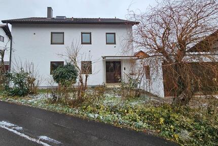 Freistehendes Mehrfamilienhaus mit Doppelgarage und großem Garten - Gammelshausen