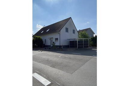 Einziehen & Wohlfühlen - hochwertige Doppelhaushälfte mit Terrasse und Carport - Rielasingen