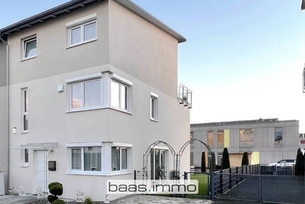 Reiheneckhaus, Baujahr 2014, mit drei Stellplätzen und großer Dachterrasse - Gersthofen