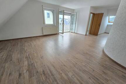 Charmante Dachgeschosswohnung mit Balkon, Galerie und besonderem Wohngefühl - Burkhardtsdorf
