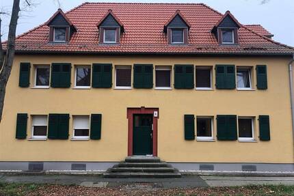 Wieder verfügbar!- Frisch renovierte 2 Zimmerwohnung mit Badewanne und Stellplatz - Bitterfeld