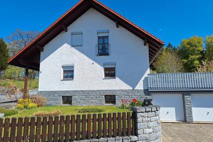 Zweifamilienhaus mit großem Grundstück in ruhiger Lage - Sankt Oswald-Riedlhütte