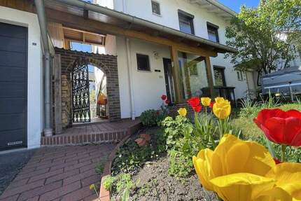 Saniert, modern & zentrumsnah: Ihr Raumwunder mit großem Garten und 3 Garagen in Coburg