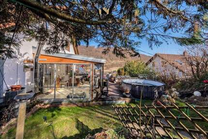 Großzügiges Einfamilienhaus mit Wintergarten, Kaminofen, Garten und 2 Garagen in idyllischer Lage - Gruibingen