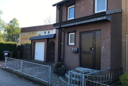 Erstbezug nach Renovierung - charmantes Reihenendhaus mit Garage - Lübeck Kücknitz