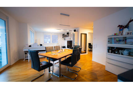 Stilvolle 4-Zimmer-Wohnung mit Balkon, Carport und hochwertigem Design - Abstatt
