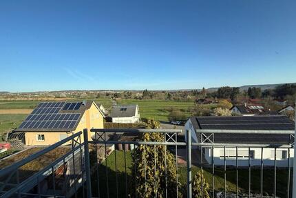 Wohnen mit Weitblick – moderne 2,5 Zimmer-Dachgeschosswohnung mit 2 Balkonen und Fussbodenheizung - Gäufelden