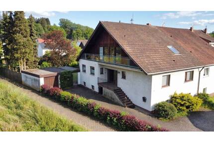 Gepflegte Doppelhaushälfte mit großzügigem Raumangebot und Garten in ruhiger Lage - Schmelz