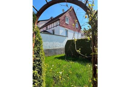 Schönes Wohnhaus in ruhiger Lage mit großer Garage nahe am Wald in Sondershausen