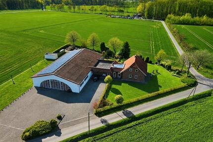 Exklusives Einfamilienhaus mit Multifunktionshalle und Traumgarte - Legden