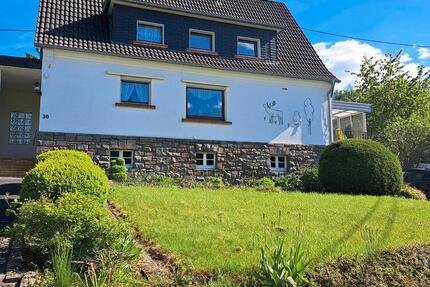 gepflegtes Wohnhaus mit Baugrundstück - Nümbrecht