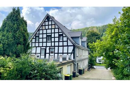 Dreifamilienhaus - 299.000,00&nbsp;EUR Kaufpreis, ca.&nbsp; 337,00&nbsp;m&sup2;&nbsp;Wohnfl&auml;che in Lennestadt / Bonzel (PLZ: 57368)