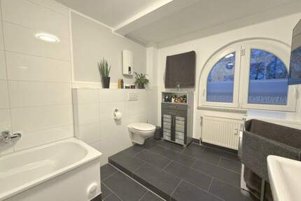 Charmante Dachgeschosswohnung mit modernem Bad und offener Bauweise. - Oberhausen Altstadt-Mitte