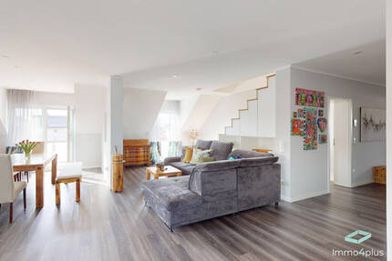 Rarität - außergewöhnliche, große und helle Dachgeschosswohnung mit beeindruckendem Studio - Saal an der Donau