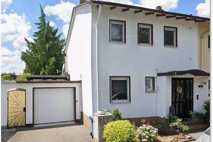 Von Privat: Ruhig gelegenes Reiheneckhaus mit Garten und Garage - Schwalbach am Taunus