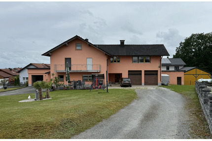 Mehrfamilienhaus (2 Wohnungen) mit großem Garten und geräumigen Garagen sowie BalkonTerrasse - Schöllnach Poppenberg