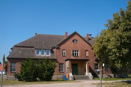 Ehem. Gutshaus mit Anbau auf 2.855 m² östlich Neubrandenburg - Wulkenzin