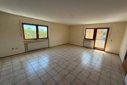 Zu vermieten: Großzügige & renovierte 4-Zimmer Wohnung mit Balkon - Essenbach