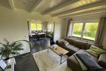 Haus mit Carport, Garten und drei Garagen - Treia