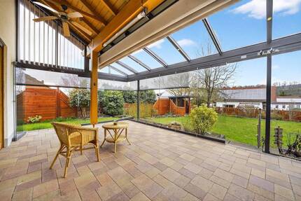 Ruhig gelegenes Einfamilienhaus mit Glaswintergarten und Doppelgarage sowie Außenstellplatz + Beckingen